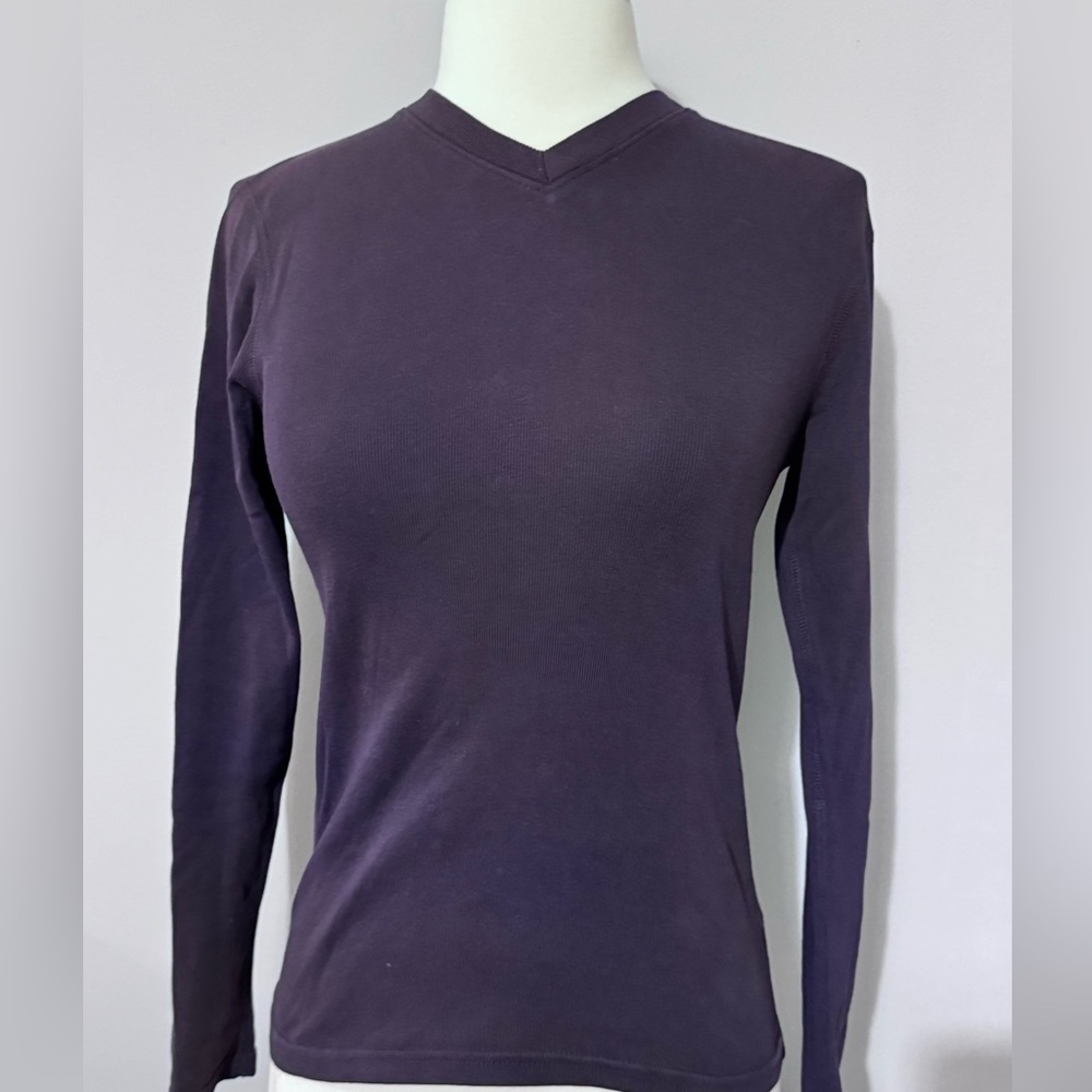This a small sweater   No brand name